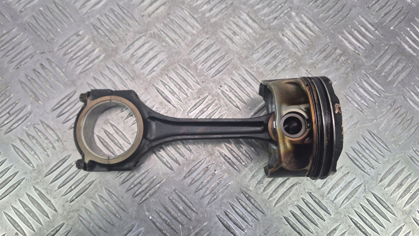 piston Mercedes A160 W176 DFA2700317 M270.910