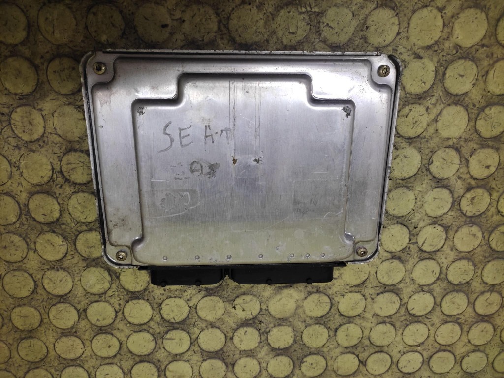 SEAT LEON centralina motore 0281010683