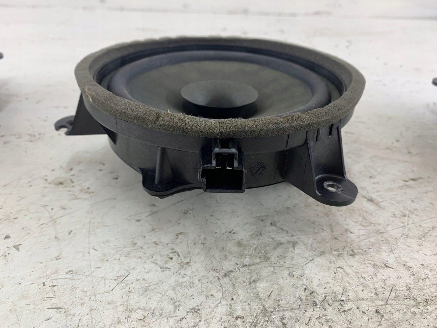 VOLVO V50 and speaker door 30752083