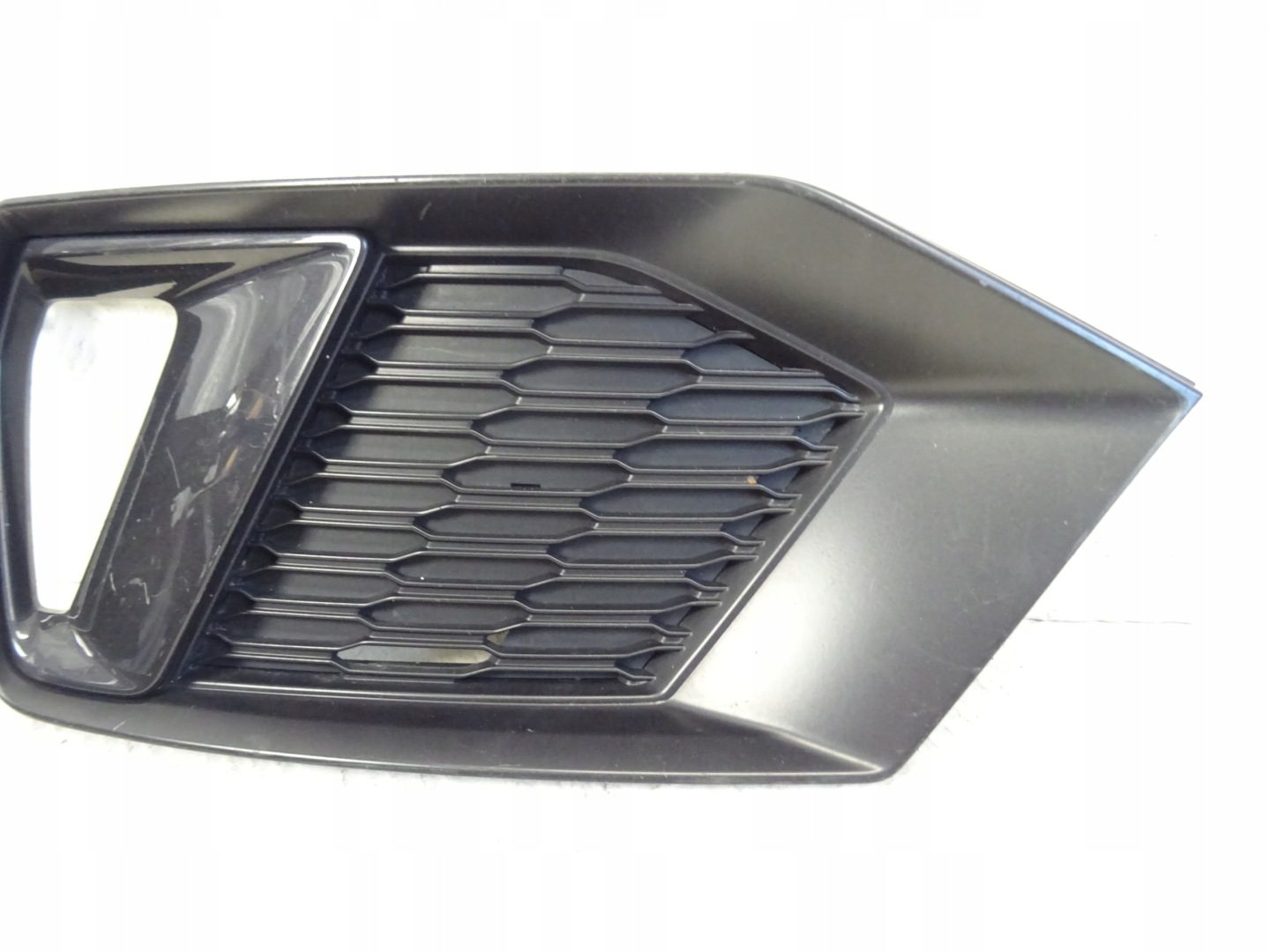 grid of a bumper front front left AUDI A7 4K C8 S-LINE 4K8807151A