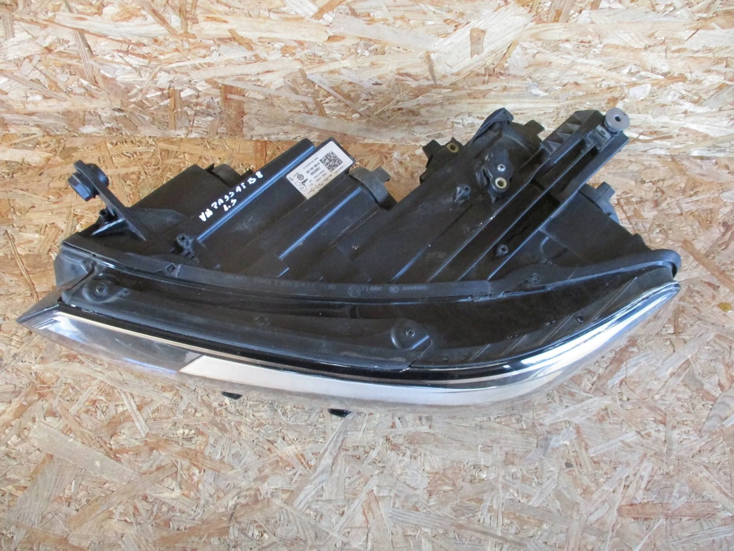 light front front left VW PASSAT B8 ZWYKLA