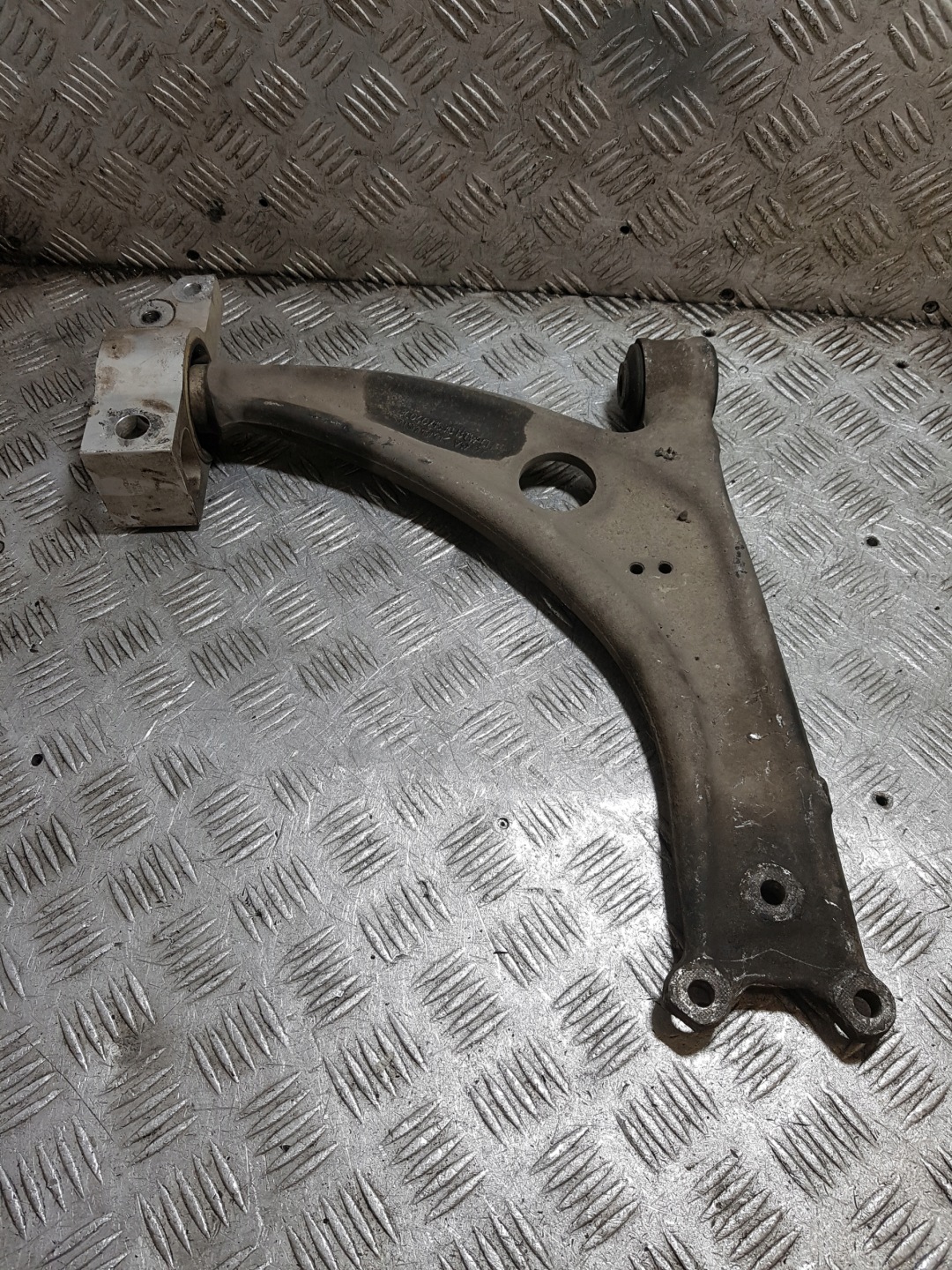 arm right front VOLKSWAGEN PASSAT B6 3C0407153B
