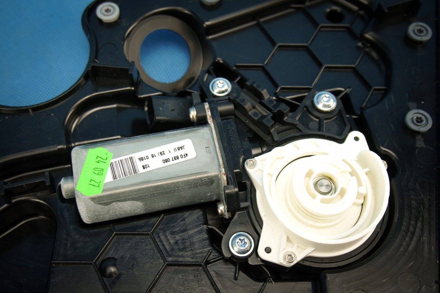engine dociagu door Audi A6 A7 A8 S8 4H 4F0837060