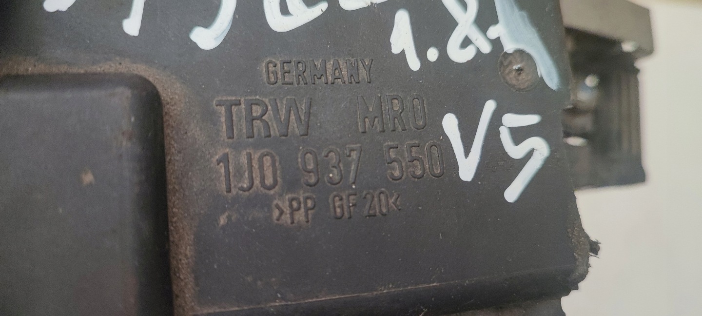 AUDI A3 8L compartment of fuses for battery