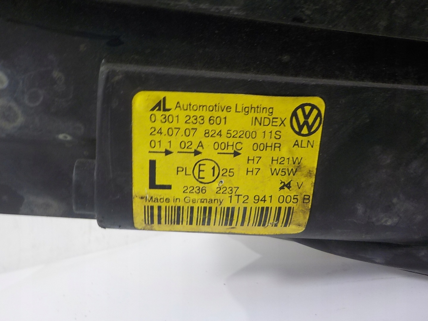 VOLKSWAGEN TOURAN and LIFT light left front front UK