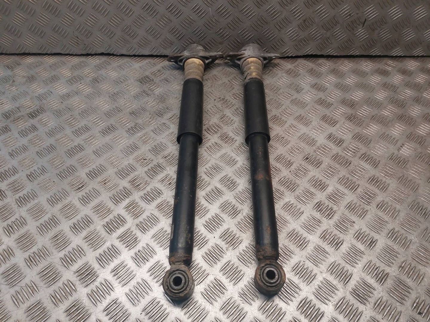 Stoßdämpfer links + rechts heck VOLKSWAGEN JETTA V
