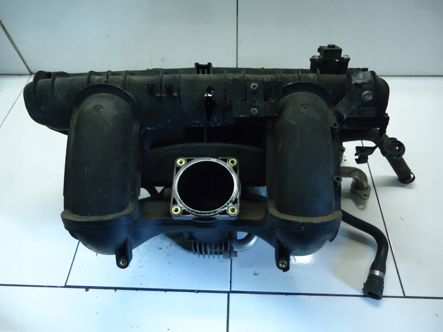 BMW E60 3.0 N53B30 intake manifold 7559063