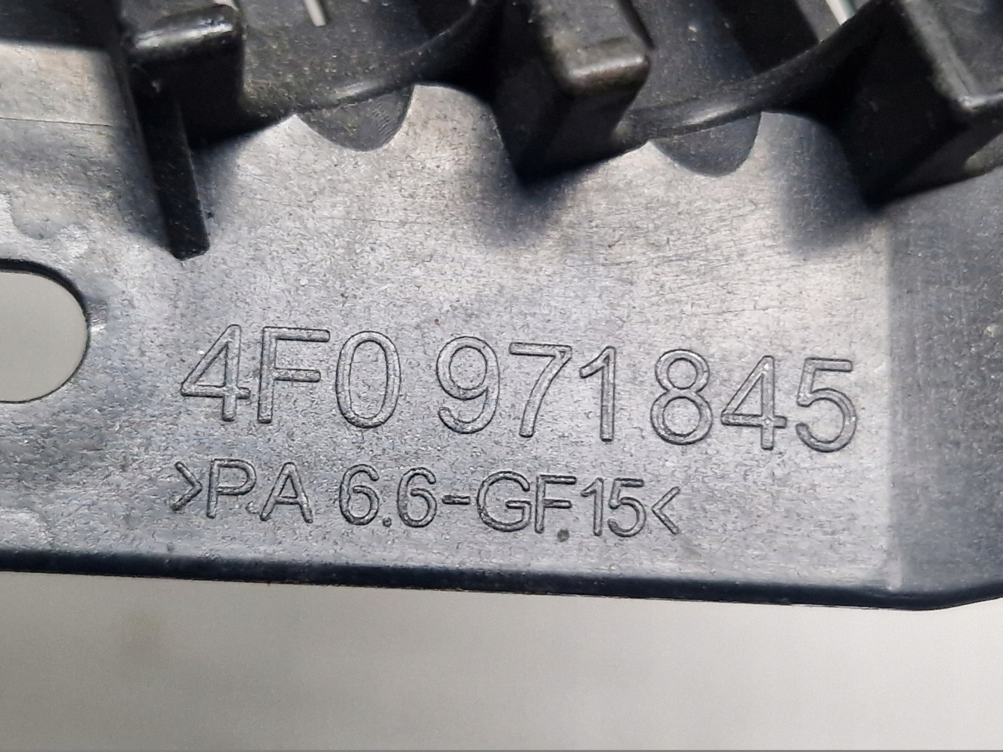 AUDI A6 C6 A6C6 Adapter, Stecker Gehäuse Blende Abdeckung der Sicherungen 4F0971845