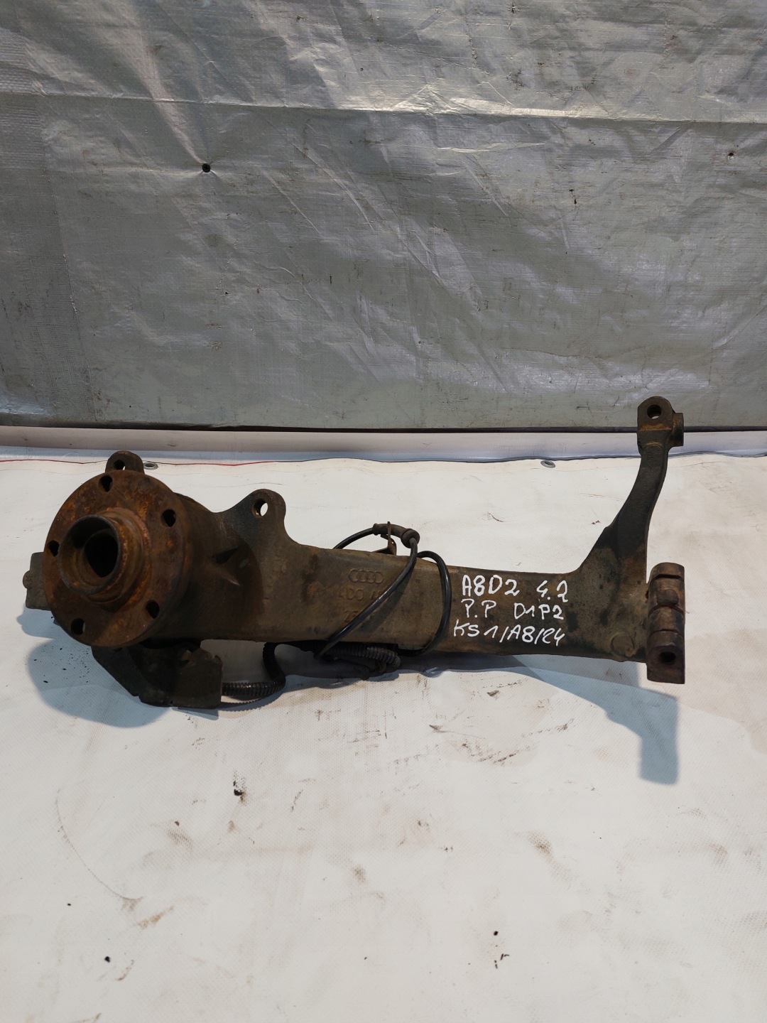 Moyeu support broche Droite Avant AUDI A8 D2 4.2