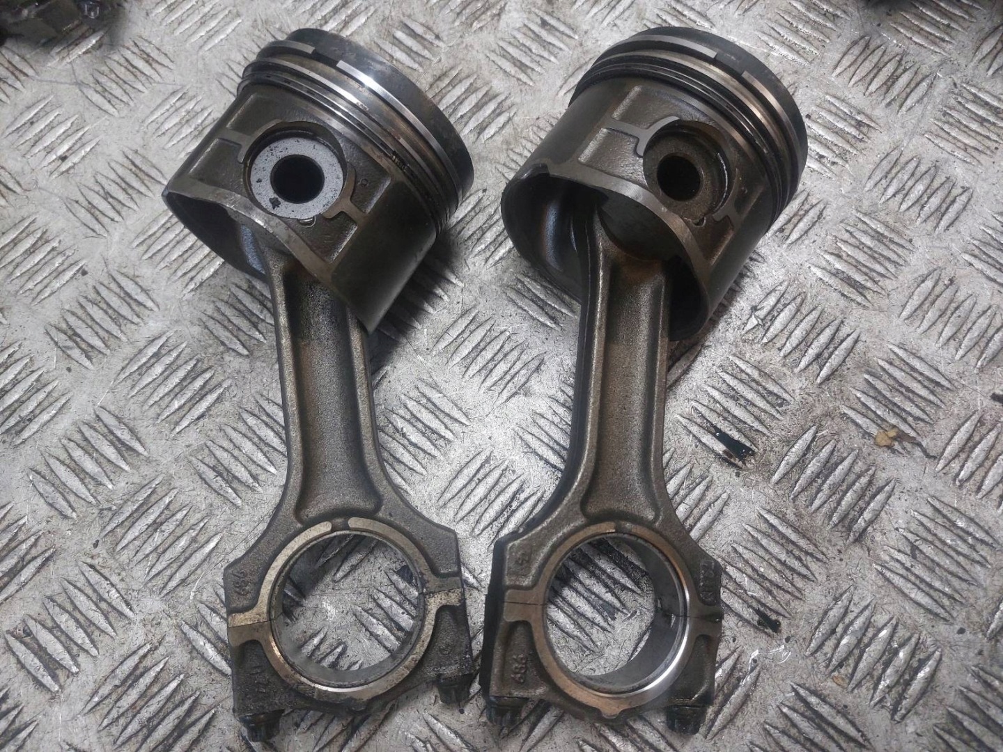 Piston + Bielle KOMPLET 4SZT BMW E39 520D