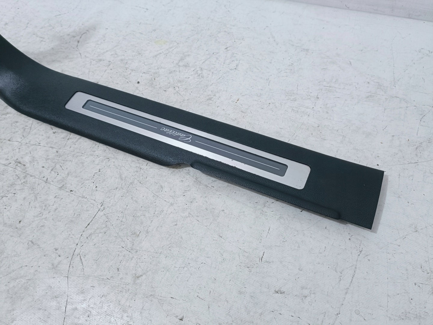 CADILLAC ESCALADE IV 15-cap moulding threshold right front 23475152