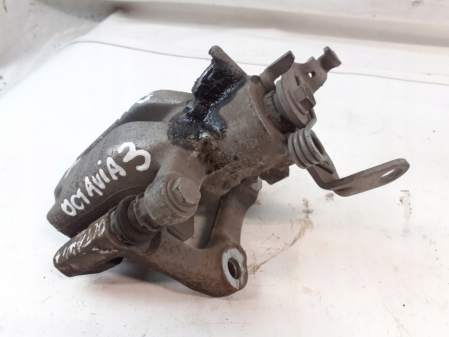 Skoda Octavia III caliper left rear part