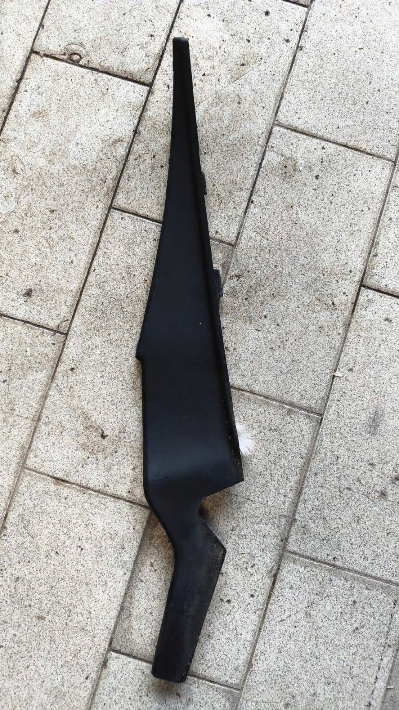 corner under the window front side right Renault Kadjar 727608752R