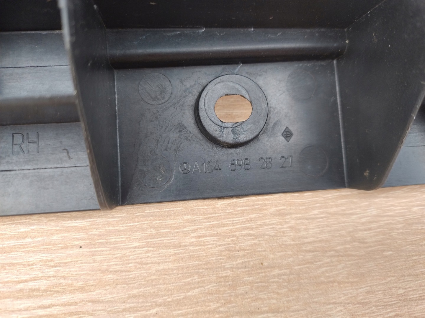 MERCEDES ML GL W164 holder of the threshold right bracket