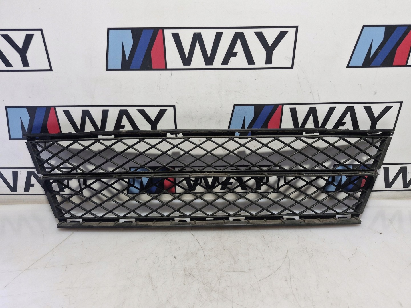 7178115 BMW E60 E61 Grill Lüftungsgitter der Stoßstange vorne mitte