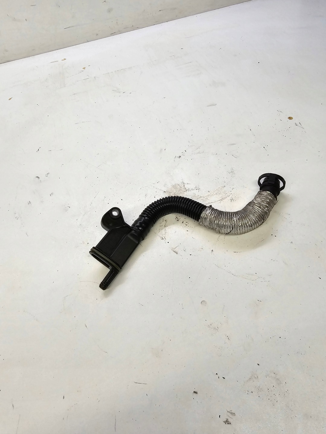PRIJENOS ODPOWIETRZAJACY AUDI A4 A5 06J103213E