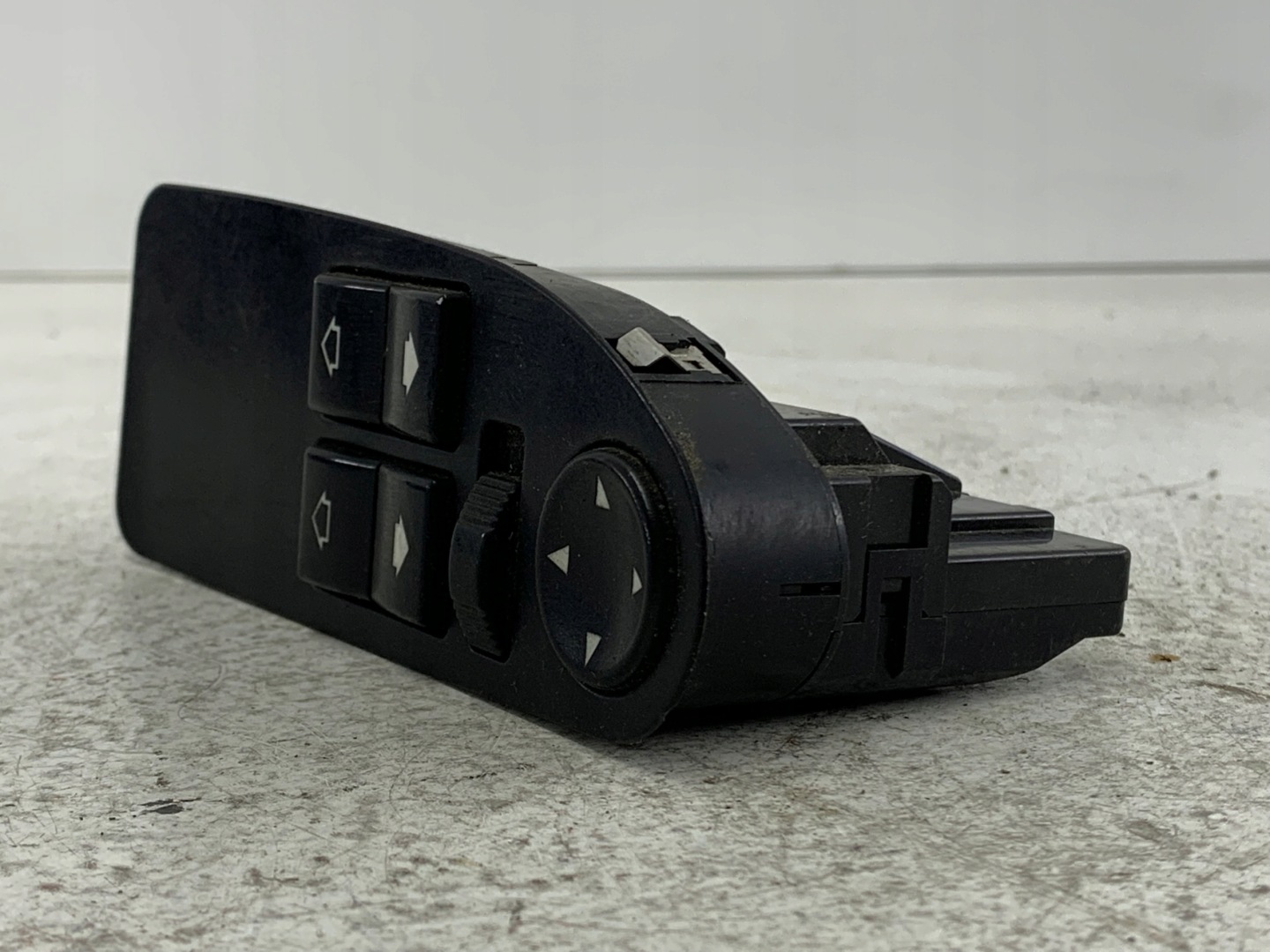 BMW E39 PANEL of the window left front driver´s 8360887