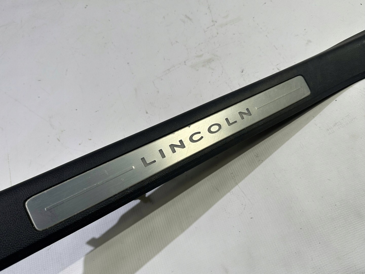 cap moulding cover of the threshold right Lincoln Continental 2017+