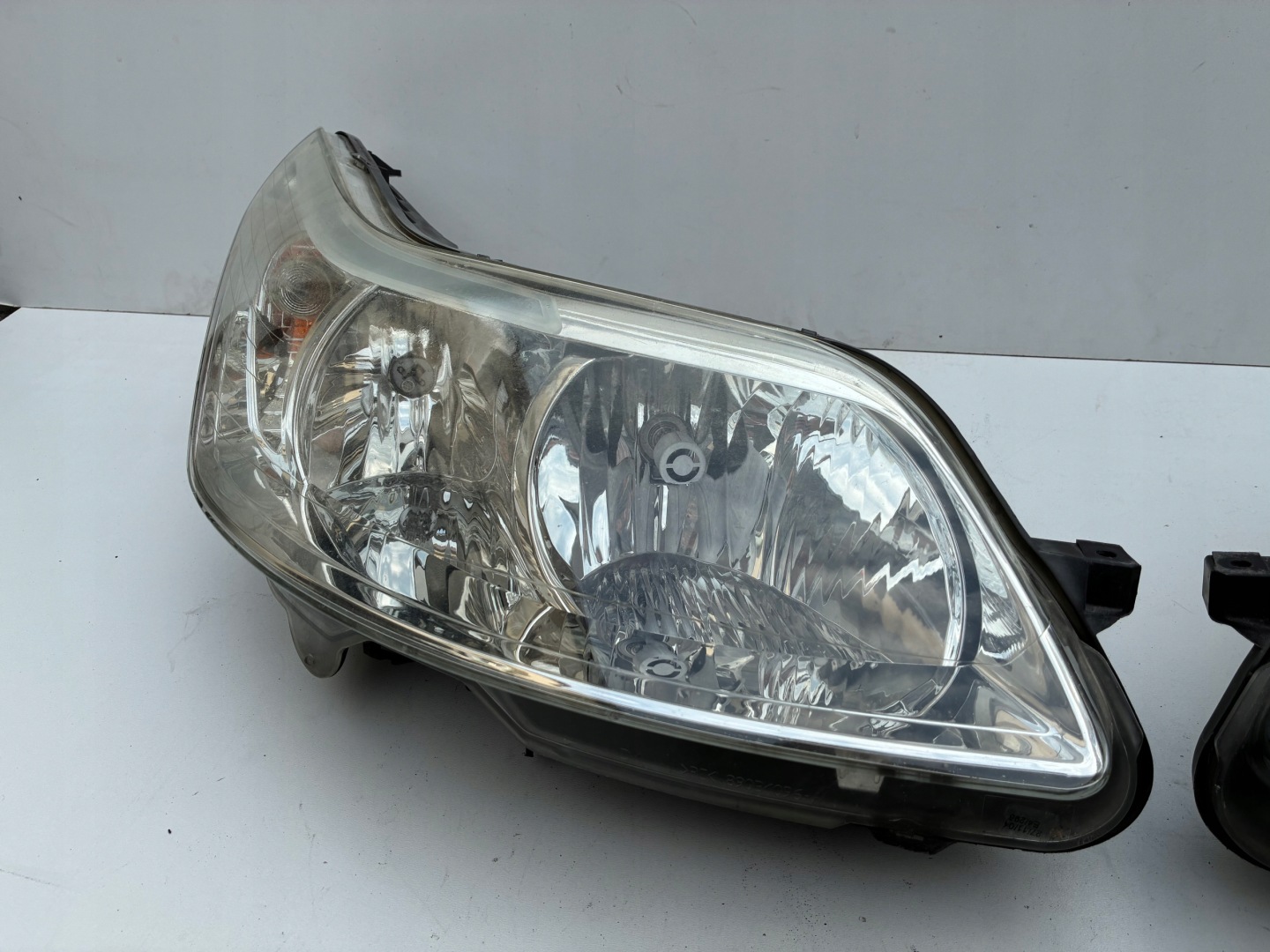 Reflektor light front front right left CITROEN C4 and 04-10r. ==OEM== EU