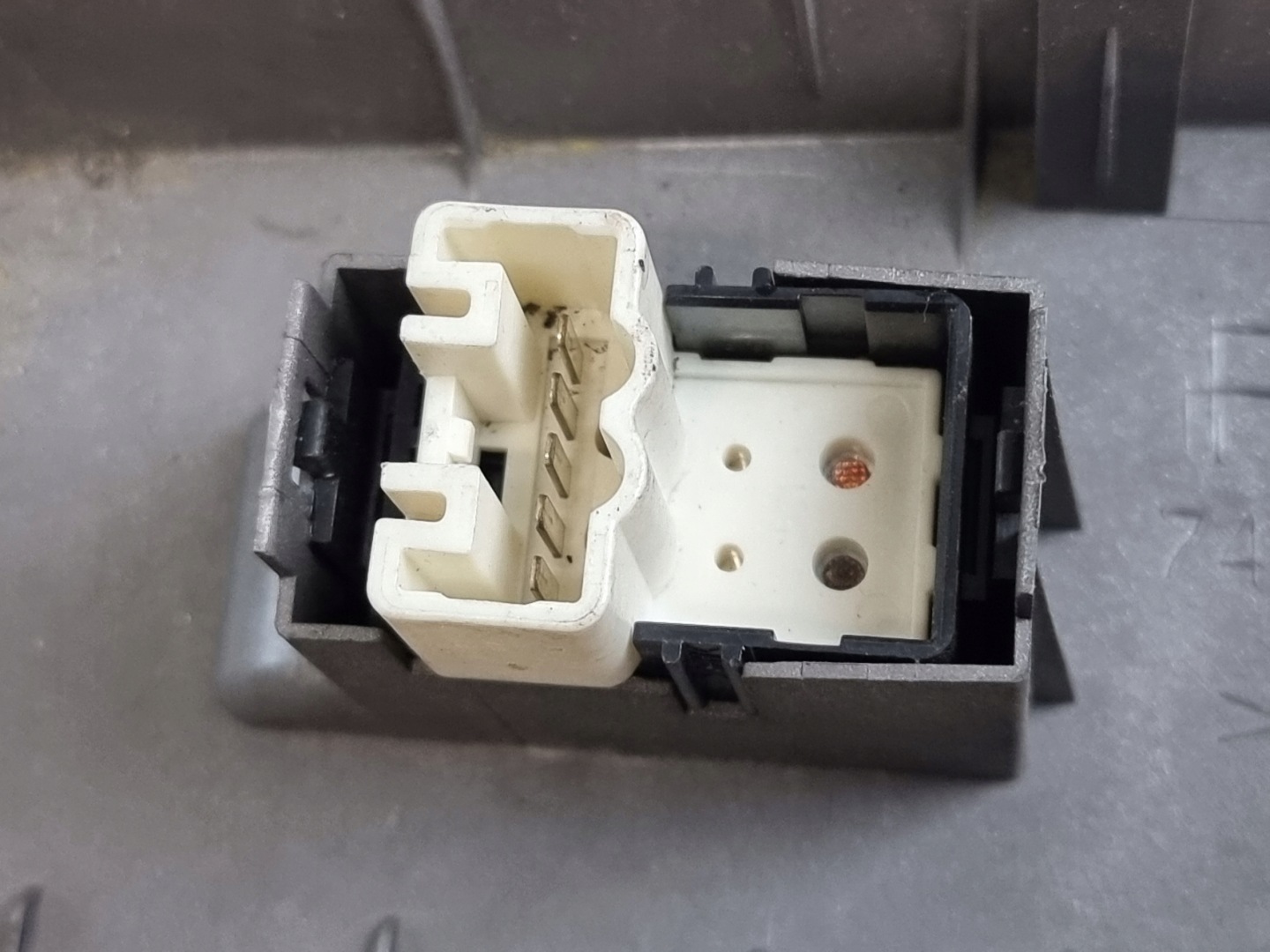 switch PANEL button windows right front 7423147080 TOYOTA PRIUS II 08r