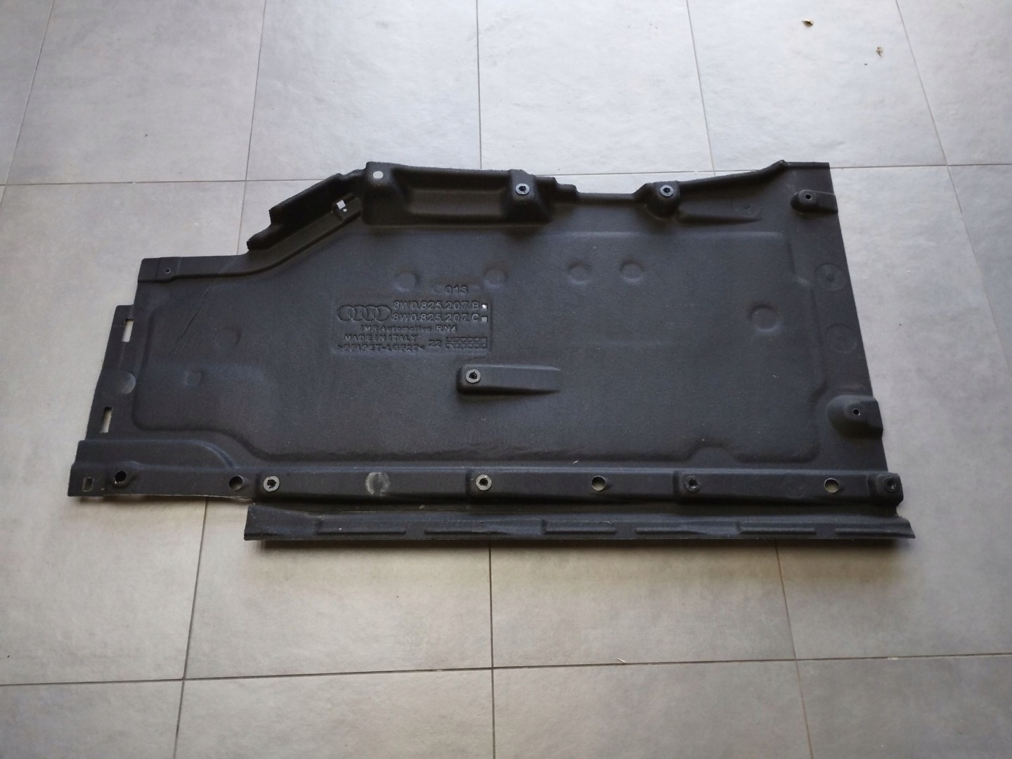 Audi A4 S4 B9 8W sedan cover chassis side left 8W0825207B