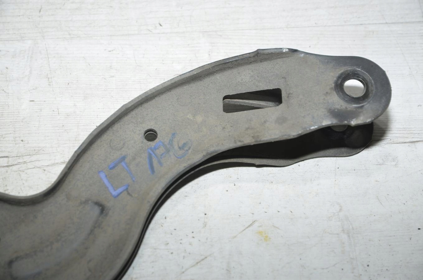 arm left rear part Mercedes W176 lift