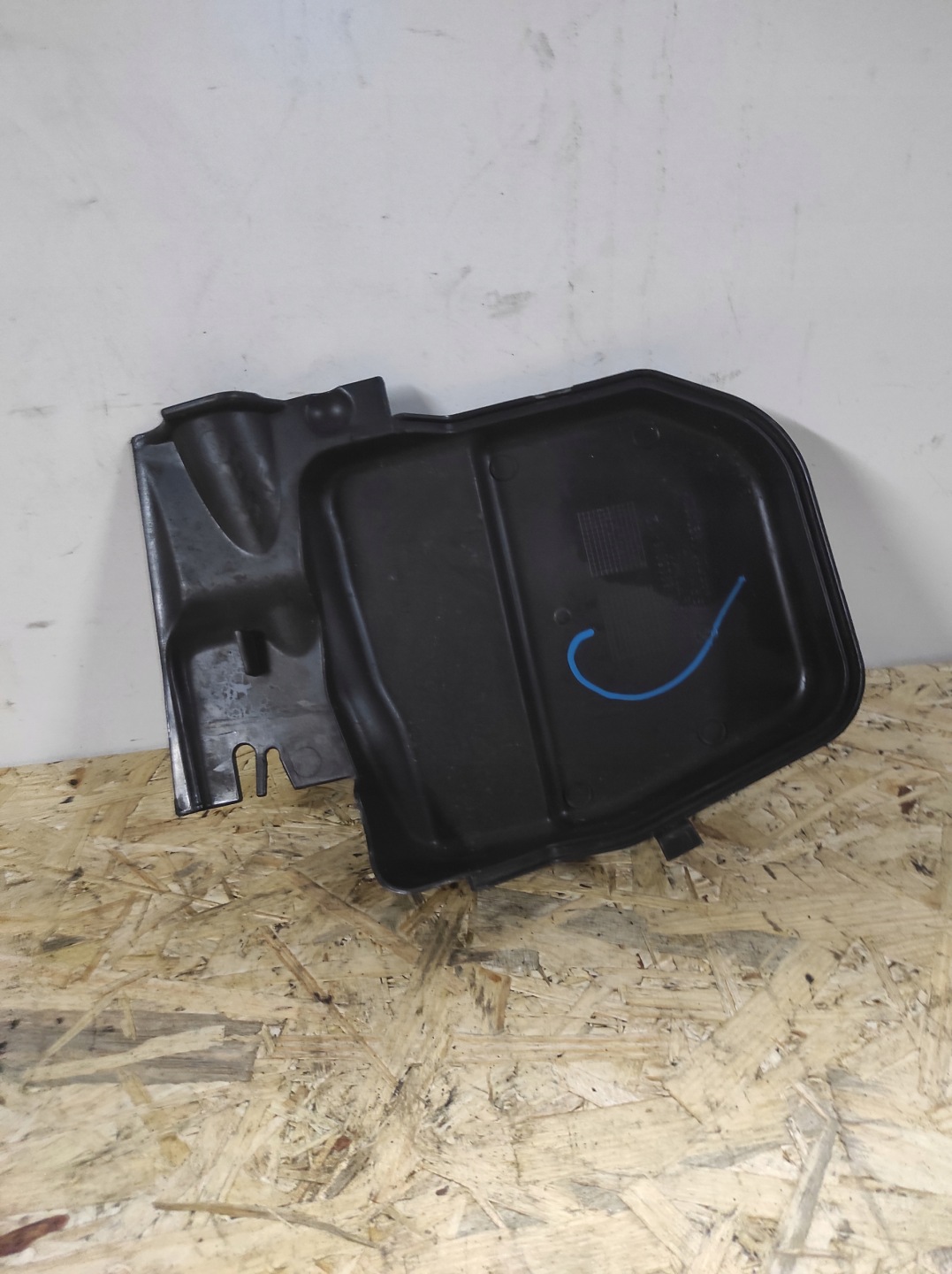 BMW E81 E87 E90 E91 obal kryt filtru pravá