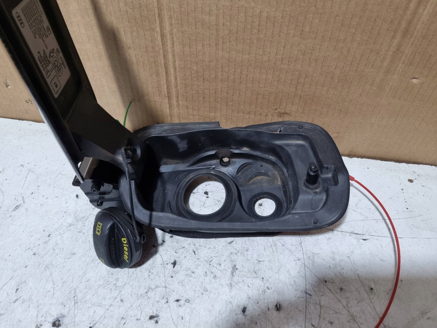 vratašca amortizer rezervoara goriva KPL 4K0809906 4M0826153 AUDI A6 C8