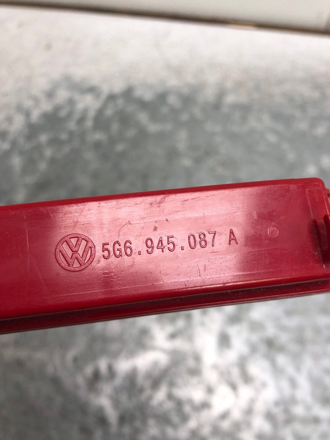 TRZECIE light STOP VW TOUAREG III 5G6945087A