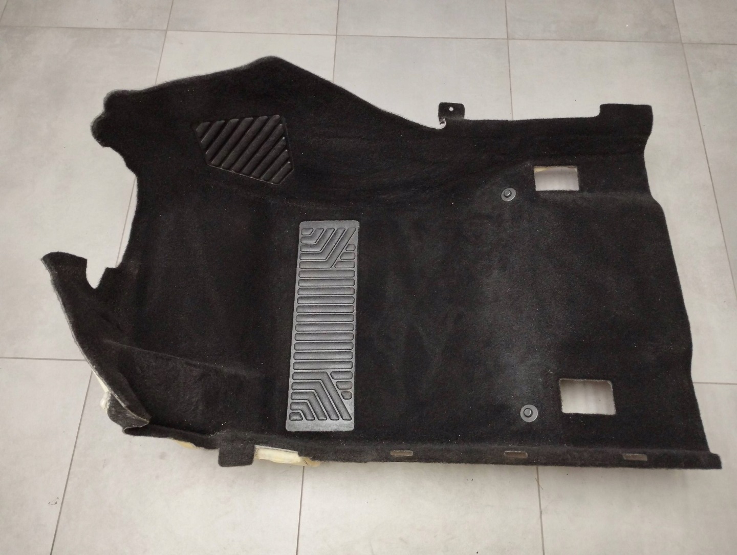 Mercedes B-KLASA W242 carpet left front A2426803700