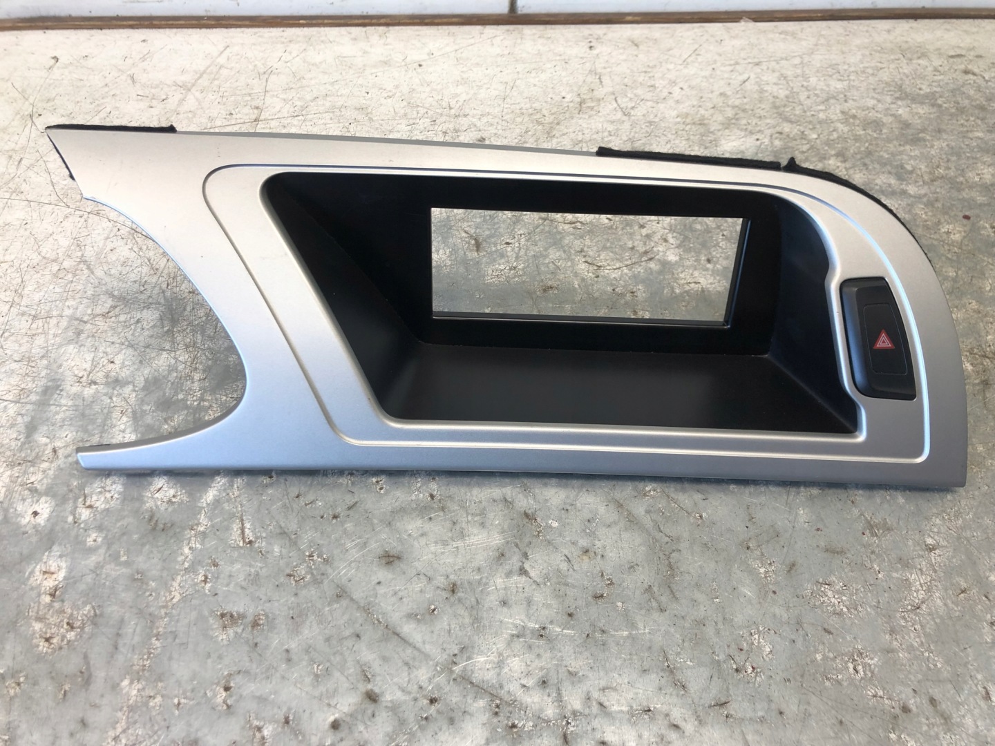 RÁM obal WYSWIETLACZA AUDI A4 B8 8K1857186E