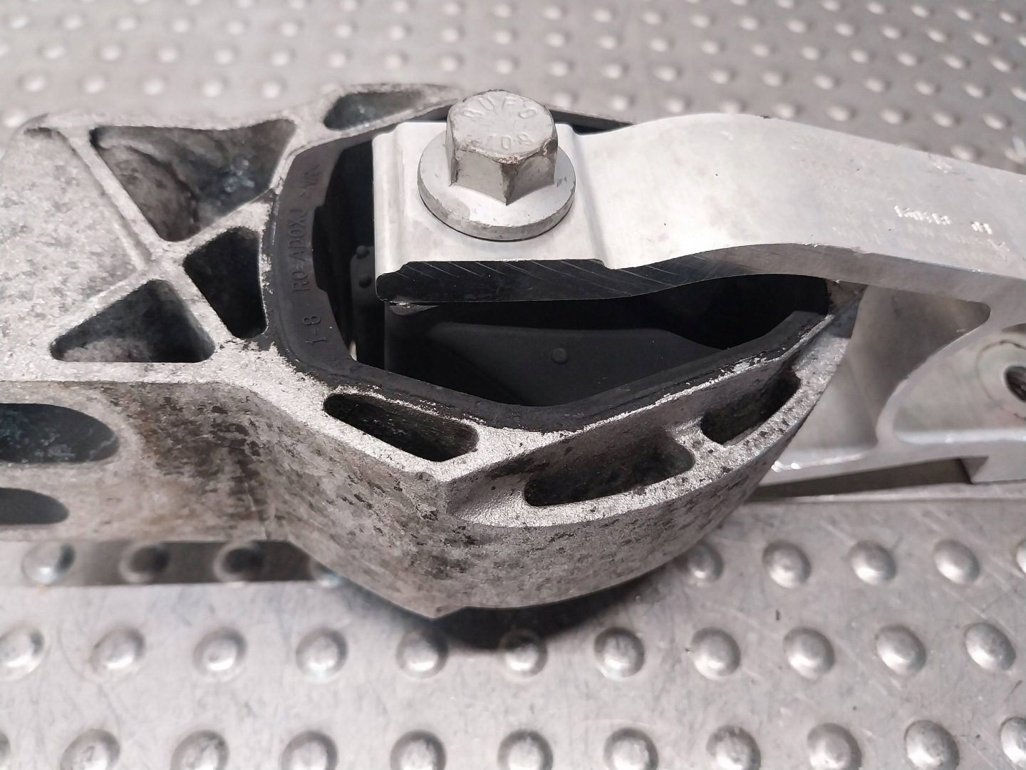 holder engine mount lower 32222107 VOLVO XC40 2.0 D4