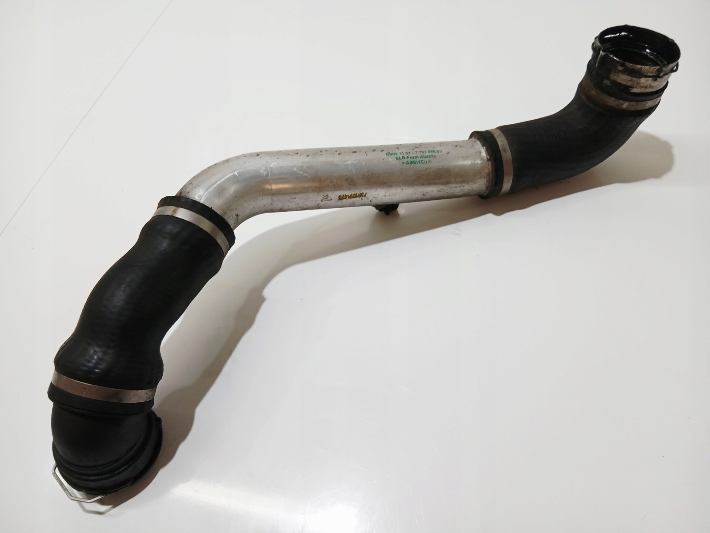 vedení hadice intercoolera BMW E60 E61 306D3 OE 7793896 (0000771)