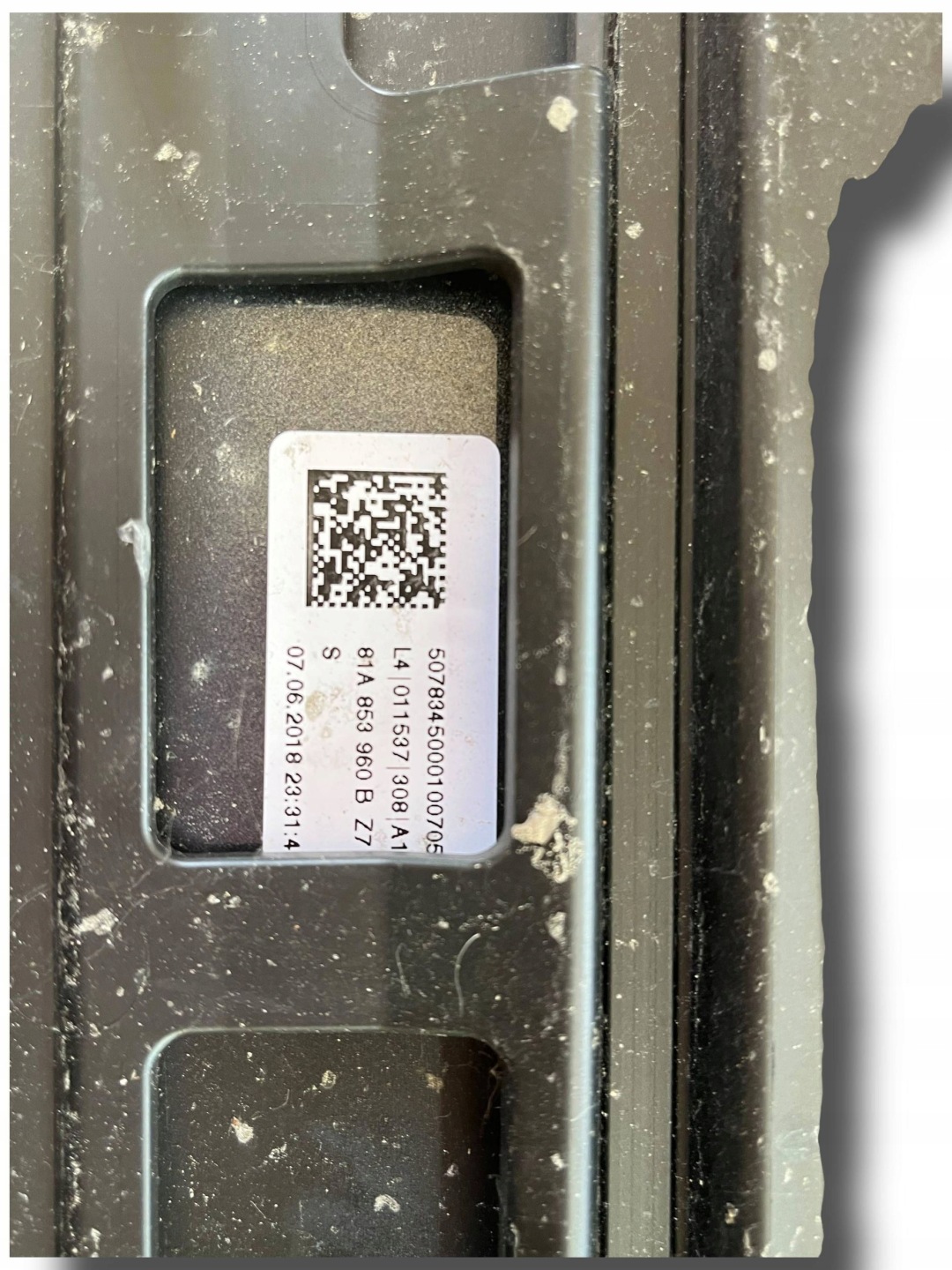 moulding lower door front Audi Q2 81A853960B !J