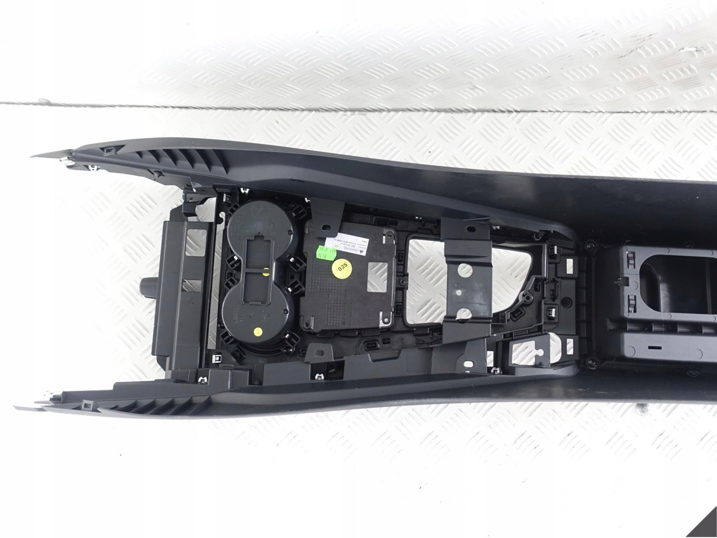 AUDI A4 8W0 B9 TUNEL central armrest black
