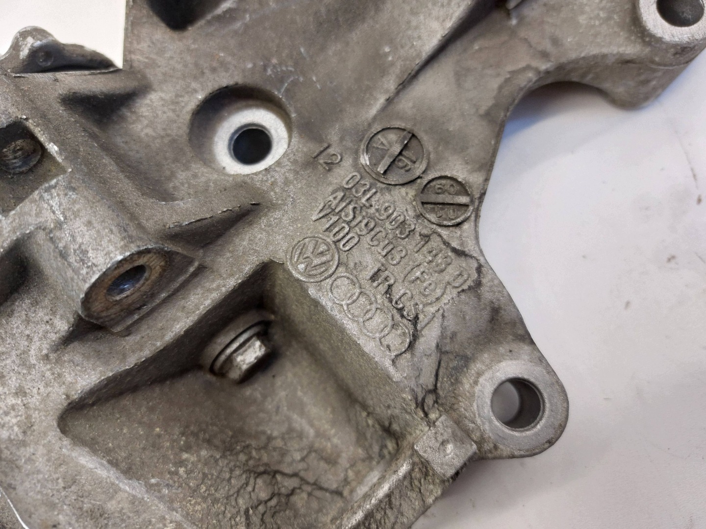 VW GOLF VI PASSAT B6 LEON II 2.0 TDI staffa supporto alternatore 03L903143D