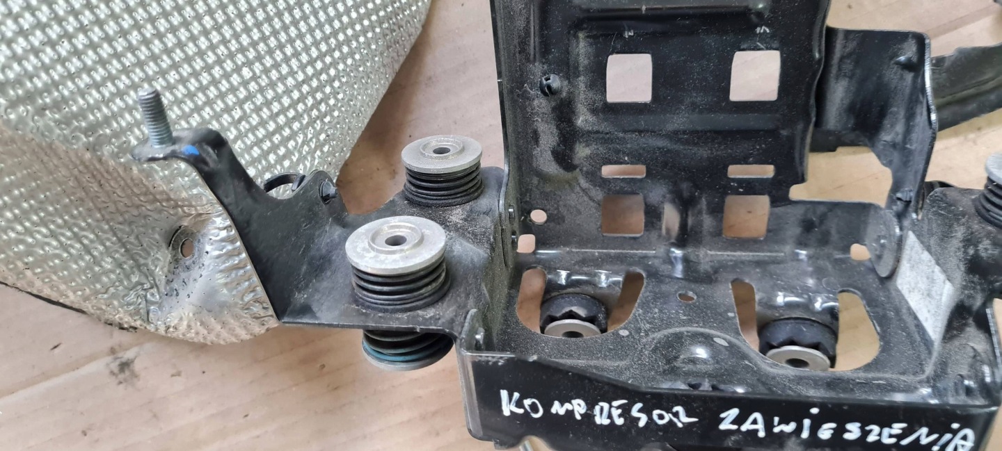 SQ8 4M RSQ8 Q8 bracket holder KOMPRESORA springing 4M0616105F SQ7 Q7