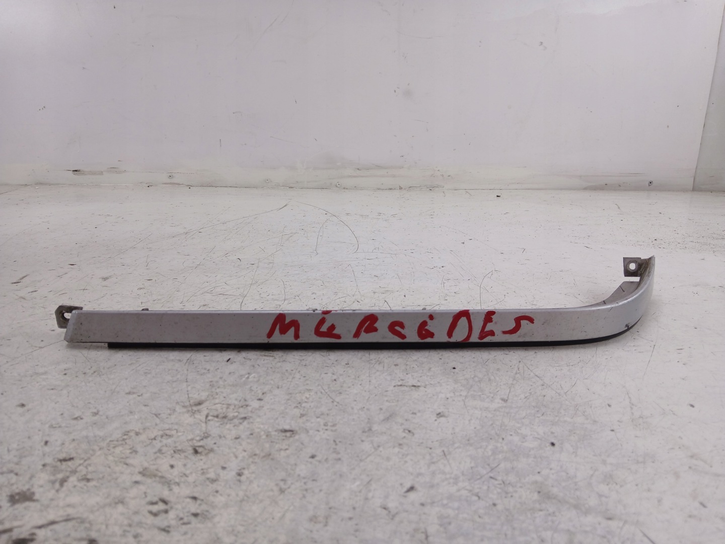 MERCEDES W202 moulding below LAMPE left front