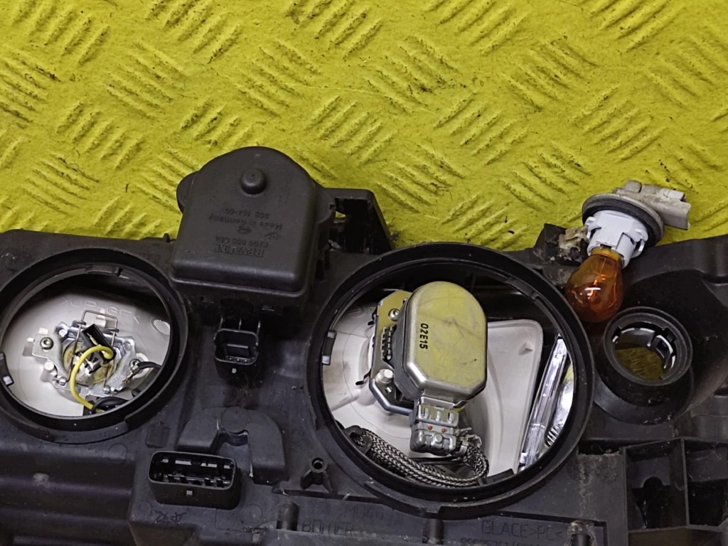 RENAULT LAGUNA II REFLEKTOR light right front XENON 8200163324