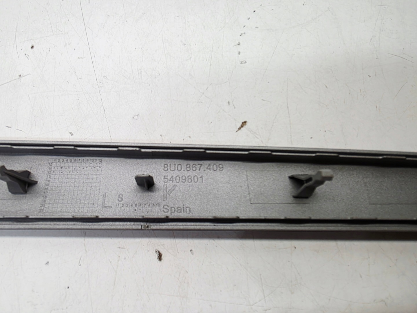 moulding DEKORY door left front AUDI Q3 8U 8U0867409