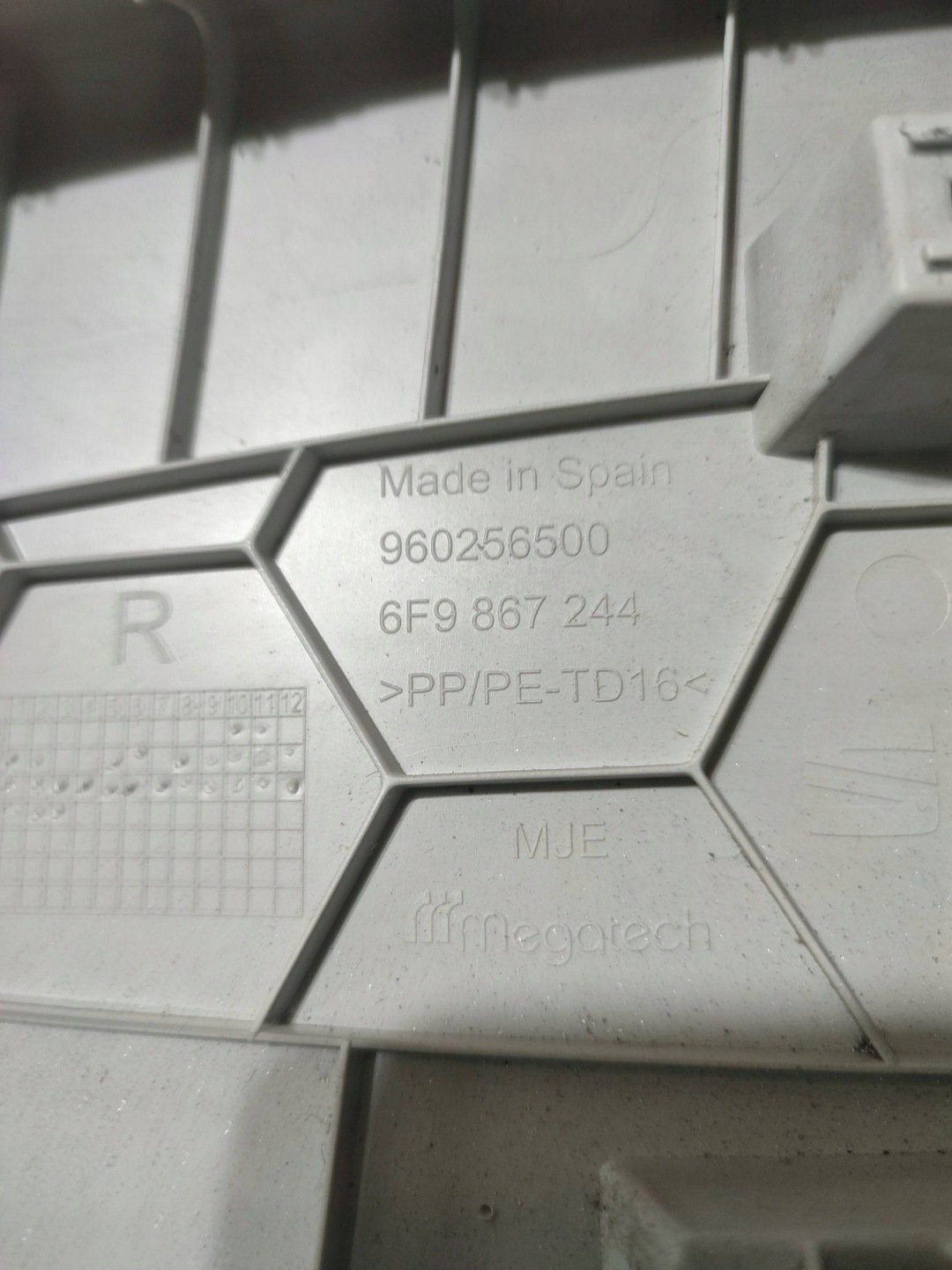 Seat Arona 2019 right side cover upper slupka / B