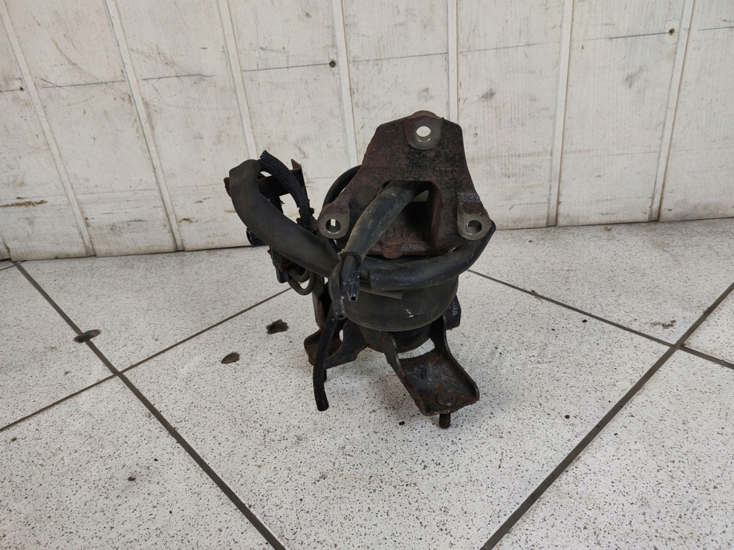 engine mount front Toyota Sienna 3 2011
