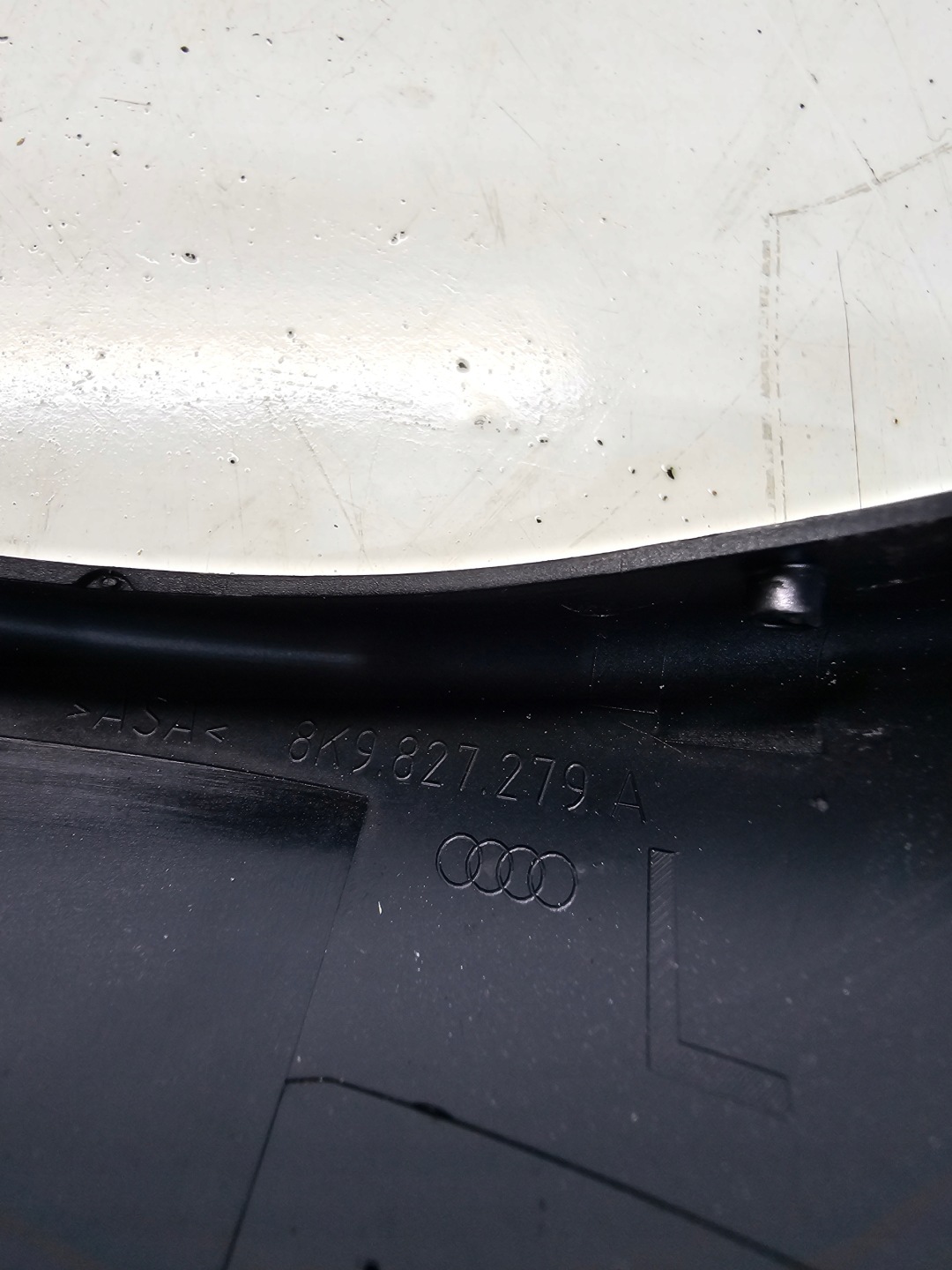 BLENDE ABDECKUNG SCHARNIER LINKS AUDI A4 B8 AVANT 8K9827279A