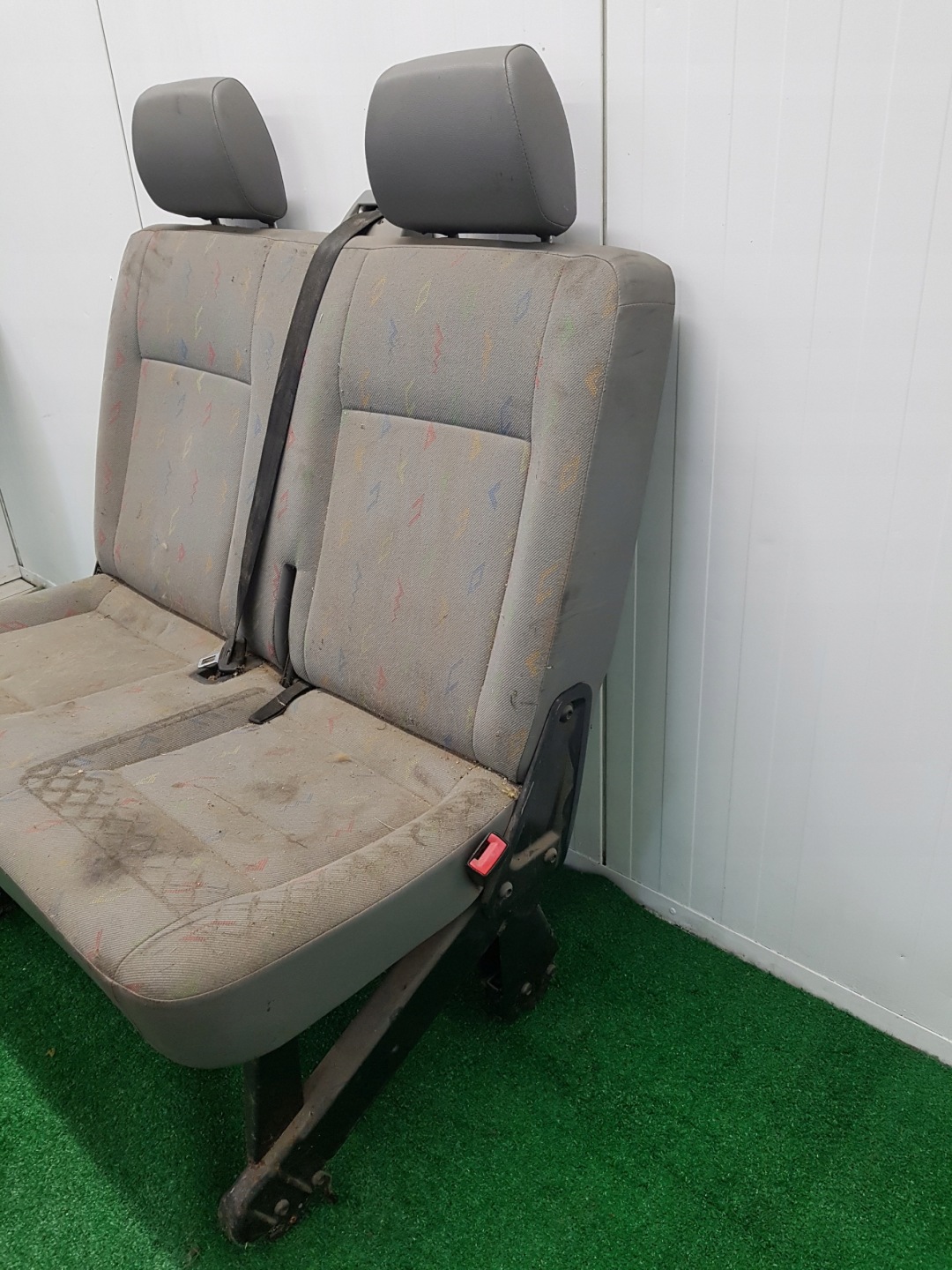 seat rear right side VOLKSWAGEN T5