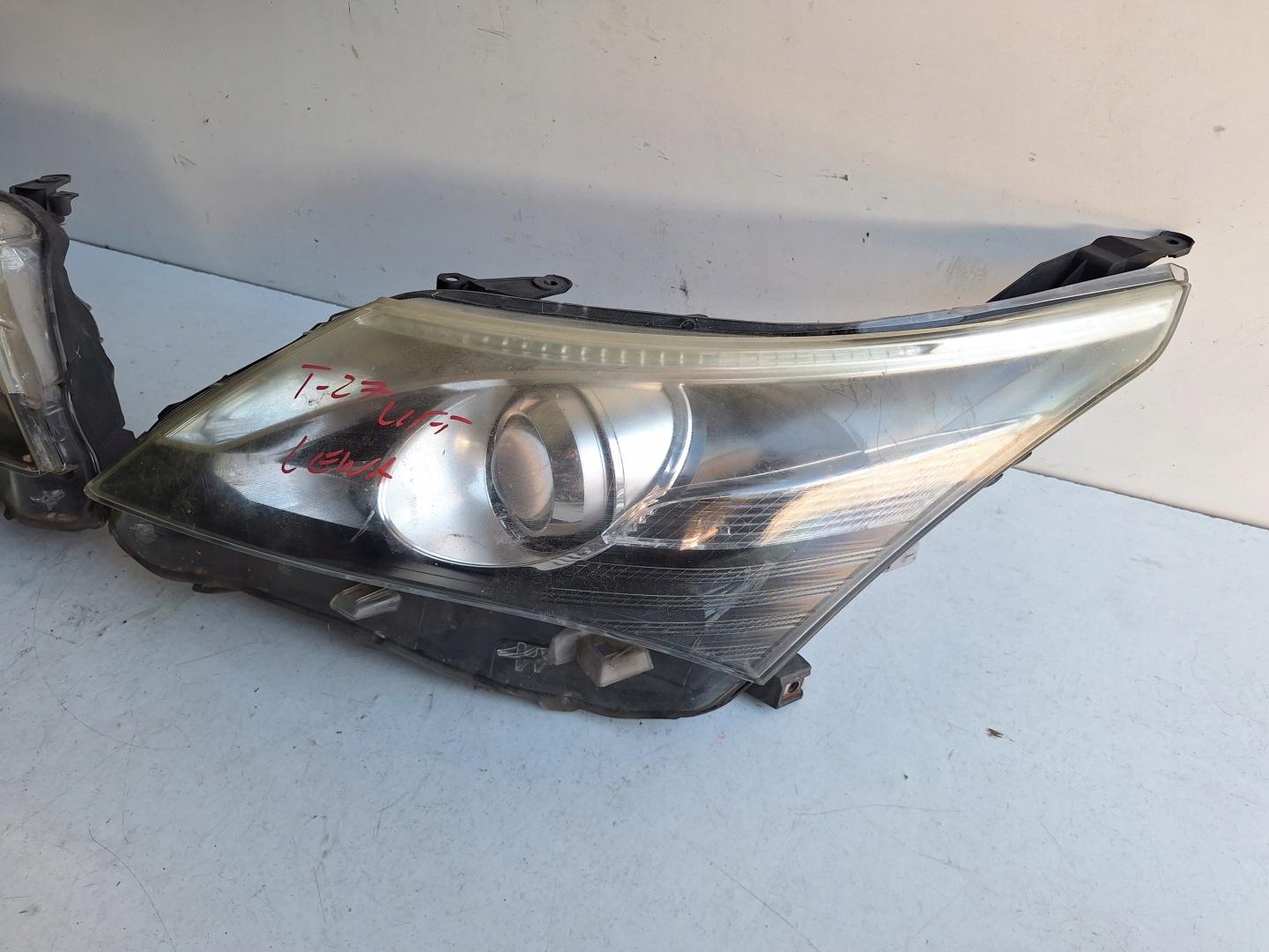 TOYOTA AVENSIS III T27 LIFT 11-13 light left LED UK