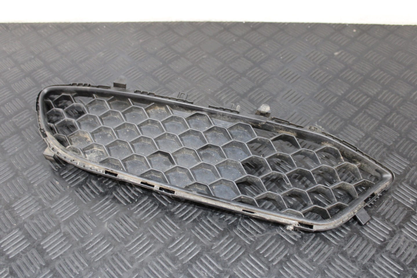 grid of a bumper left front 156107969 ALFA ROMEO GIULIA