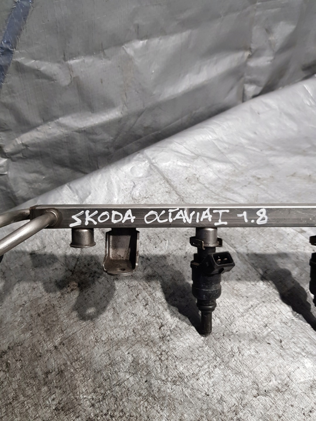 Rampe injection 06A90603ID SKODA OCTAVIA et 1.8