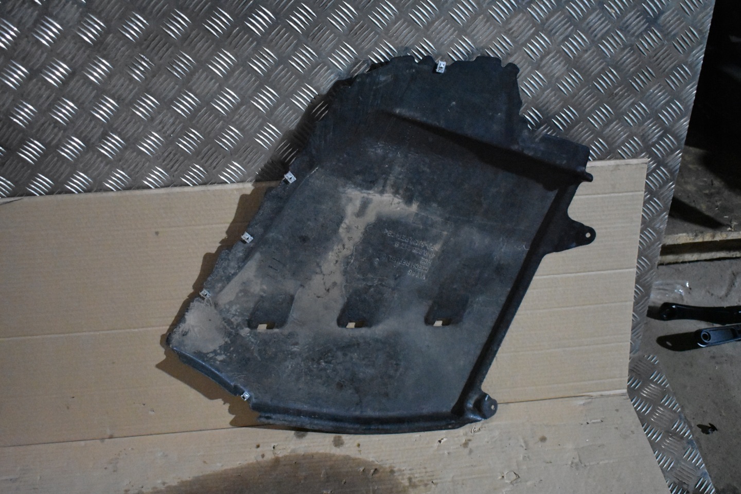 IDEALNA cover chassis AUDI A8 D5 1