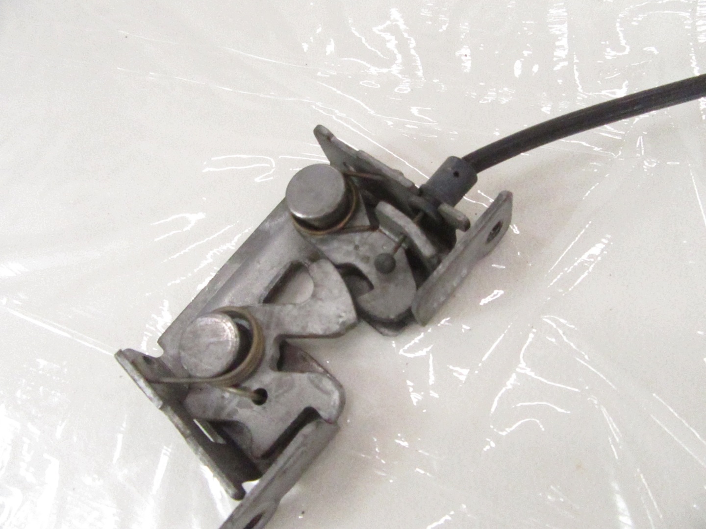 Câble de la Serrure pour l’ouverture du capot BMW e60 e61 Berline KOMBI