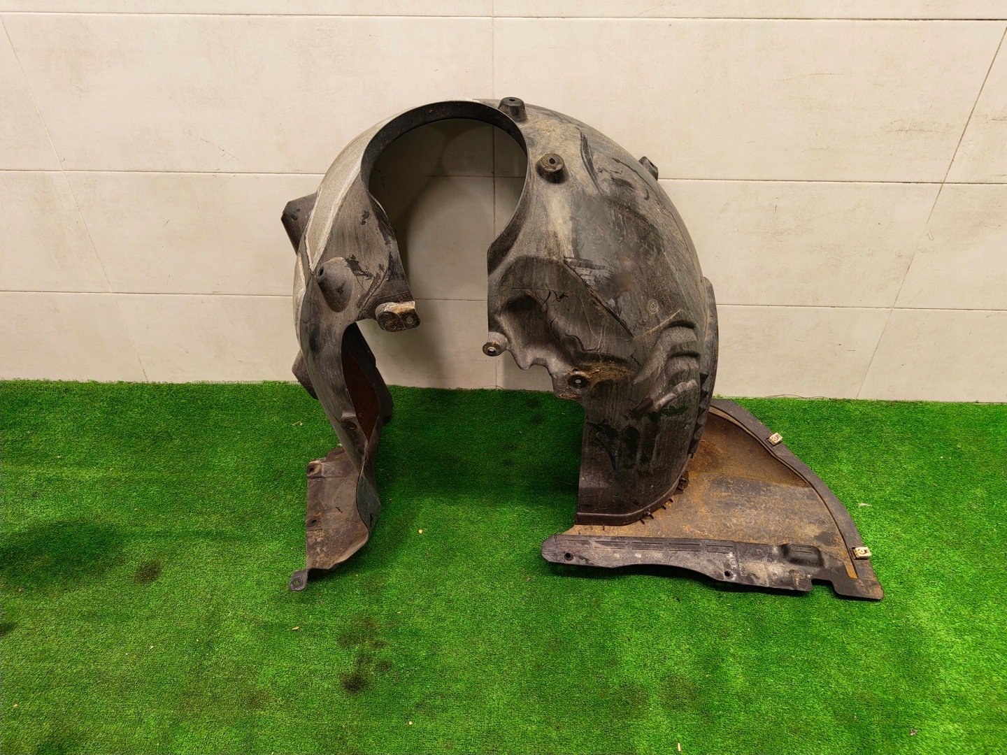BMW 2 F46 mudguard left front 7290791